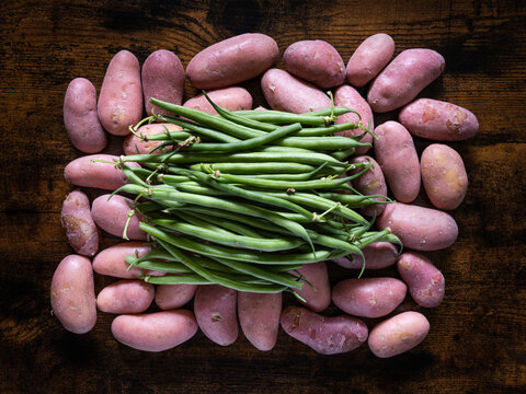 Des pommes de terre grenailles avec des haricots verts