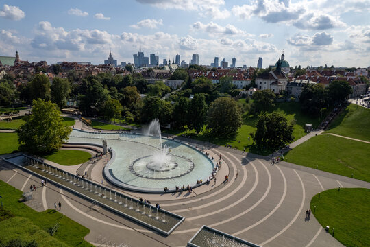fontanny i widok na centrum miasta Warszawa. Park fontann, lato. słoneczny dzień