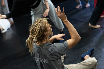 Obraz premium solo dancer move in contemporary improvisation performance. dancer hand