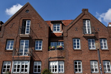 Fototapeta na wymiar Rote Klinkerhäuser in Husum
