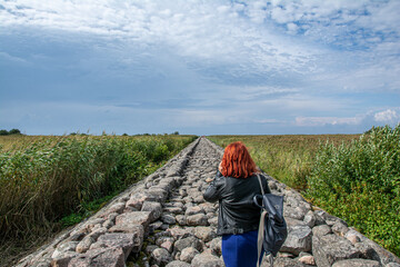 Una mujer en la costa