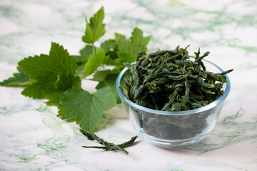 Fermentation of currant leaves for herbal tea