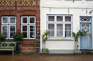 Fototapeta na wymiar Kleine alte Häuschen in Friedrichstadt