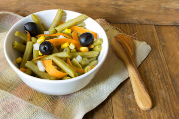 green beans in salad with carrots, onion and olives