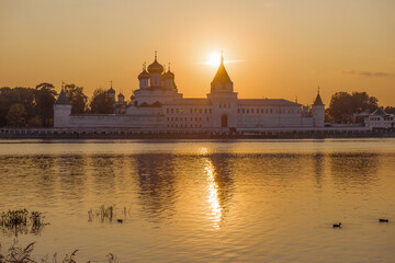 Obraz premium September sunset over the Ipatiev Monastery. Kostroma, Golden Ring of Russia