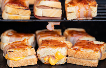 Apéro und Fingerfood Brötchen mit Käse und Speck vom Grill