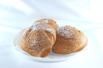 シュガーパウダーをふったカスタードクリーム入りシュークリーム3個