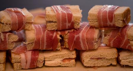 Fingerfood mit Brot Käse und einem Speckmantel