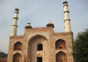 A picture of the Sikandra fort, which is famous for Mughal heritage and Islamic architecture, and is a popular tourist destination.