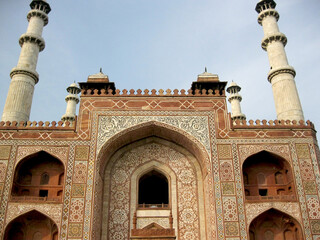 A picture of the Sikandra fort, which is famous for Mughal heritage and Islamic architecture, and is a popular tourist destination.