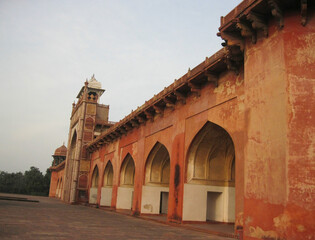 Obraz premium A picture of the Sikandra fort, which is famous for Mughal heritage and Islamic architecture, and is a popular tourist destination.