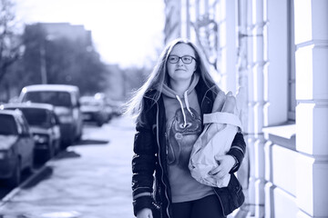 Obraz premium Black and white photo of a young girl on a walk
