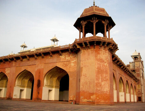 A picture of the Sikandra fort, which is famous for Mughal heritage and Islamic architecture, and is a popular tourist destination.