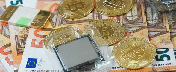 Monedas de Bitcoin o criptomonedas con dinero real en euros de fondo y microprocesadores de...