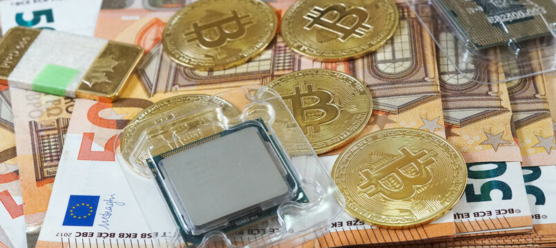 Monedas de Bitcoin o criptomonedas con dinero real en euros de fondo y microprocesadores de ordenador para validar la fuerza del minado de criptomonedas como activos financieros.