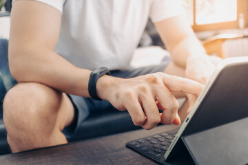 Naklejka premium Business man working with tablet in the cafe.