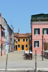 Fototapeta na wymiar Maison jaune de Burano, proche Venise en Italie