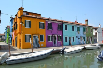 Fototapeta na wymiar Façades colorées, maisons colorées de Burano. Italie