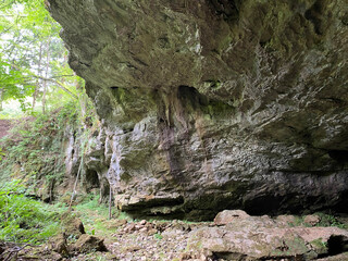 Fototapeta premium Cave Zagorska pec or Zagorska cave in Desmerice - Ogulin, Croatia (Špilja Zagorska peć ili Zagorska pećina u Desmericama - Ogulin, Hrvatska)