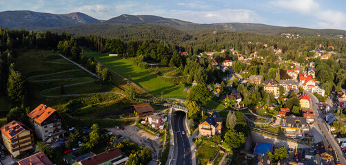 Karpacz i widok na Karkonosze © Maciej Chyra