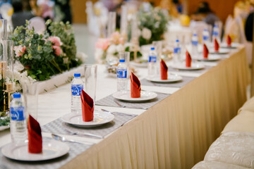 set table on the banquet