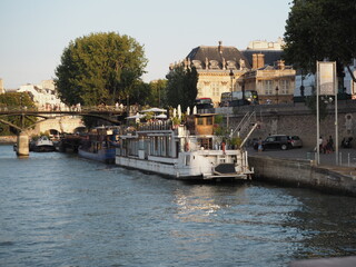 Fototapeta na wymiar boats on the Seine