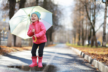 Obraz premium Children walk in the autumn park