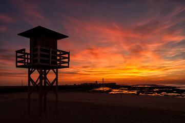 Atrdecer naranja en la playa de LA Caleta de cádiz