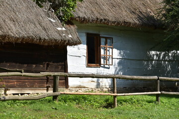 Wiejskie stare chaty ze strzechą