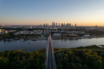 Widok na wieżowce w centrum Warszawy o zachodzie słońca, złota godzina, nad mostem...