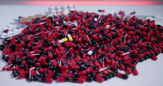 Medikamente / Nahrungserg&auml;nzung / Pillen / Apotheke / Pharmaindustrie / Rezept / Arzt / Medizin / Online Versand Apotheke / Drogen / Slowmotion / RED Kamera / 150fps / Stock Footage / 