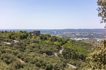 Vue sur l’Abbaye Saint-Félix-de-Montceau et la campagne depuis le Massif de la Gardiole...