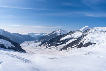 Fototapeta na wymiar des montagnes blanches et un glacier sous un ciel bleu