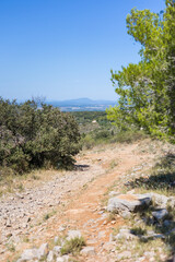 Chemin de randonn&eacute;e sur le Massif de la Gardiole (Occitanie, France)
