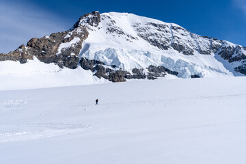 un alpinistes isol&eacute; au milieu des montagnes et de la neige