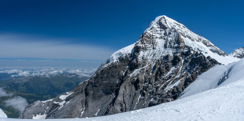 Panorama sur un sommet enneigé des alpes en Suisse - obrazy, fototapety, plakaty