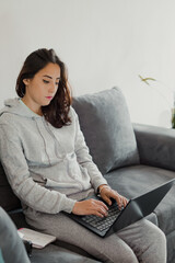 Fototapeta premium mujer en casa trabajando cómodamente 