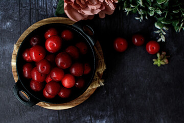 Ripe plums in bowl on table