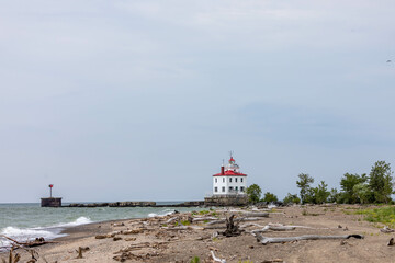 Fairport Harbor West Breakwater Lighthouse on Lake Erie beachfront - obrazy, fototapety, plakaty
