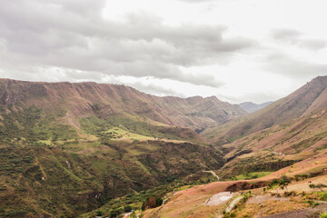 Fototapeta na wymiar Paisaje de campo abierto en día nublado, Ecuador