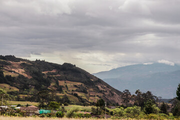 Paisaje de campo abierto en día nublado, Ecuador