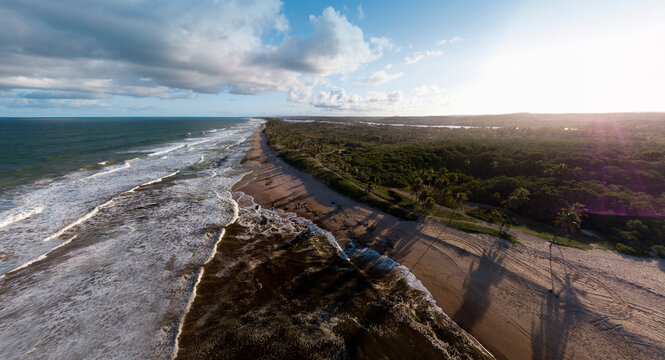 Imagem aérea da Praia do Porto de Sauipe, localizada a 108 km de Salvador, no município de Entre Rios, Bahia, Brasil