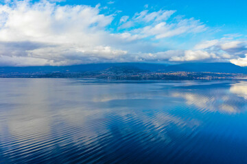カナダ、ブリティッシュコロンビア州、ケロウナのワイナリーがある湖畔をドローンで撮影した風景 A drone view of the lakeside with wineries in Kelowna, British Columbia, Canada.