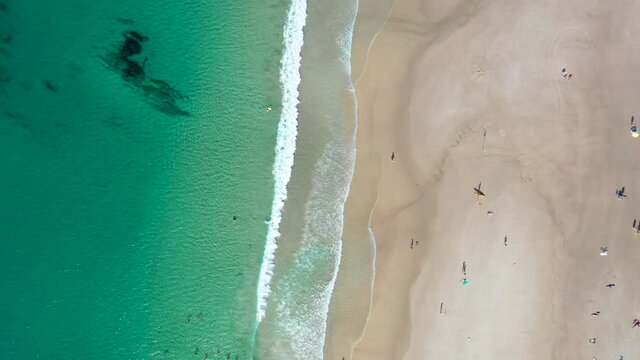 オーストラリアのバイロン・ベイのビーチをドローンで撮影した空撮動画 Aerial drone video of the beach at Byron Bay, Australia.