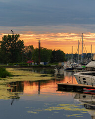 Fototapeta na wymiar sunset on Lake Ontario in Pickering 
