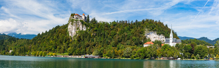 Fototapeta na wymiar スロベニア　ブレッド湖と湖畔に建つ聖マルティヌス教会と崖の上に建つブレッド城