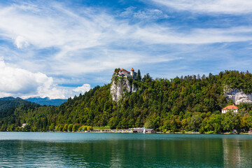 Fototapeta na wymiar スロベニア　ブレッド湖と崖の上に建つブレッド城