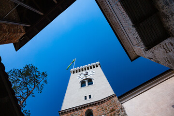スロベニア　リュブリャナのリュブリャナ城の中庭から見上げる時計塔
