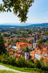 Fototapeta na wymiar スロベニア　リュブリャナのリュブリャナ城の丘から望む旧市街の街並みとセントジェームズ教会