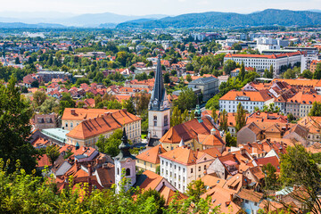 Fototapeta na wymiar スロベニア　リュブリャナのリュブリャナ城の丘から望む旧市街の街並みとセントジェームズ教会